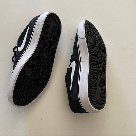 Black Lace-Up Nike Unisex Sneakers - Picture 5 of 11